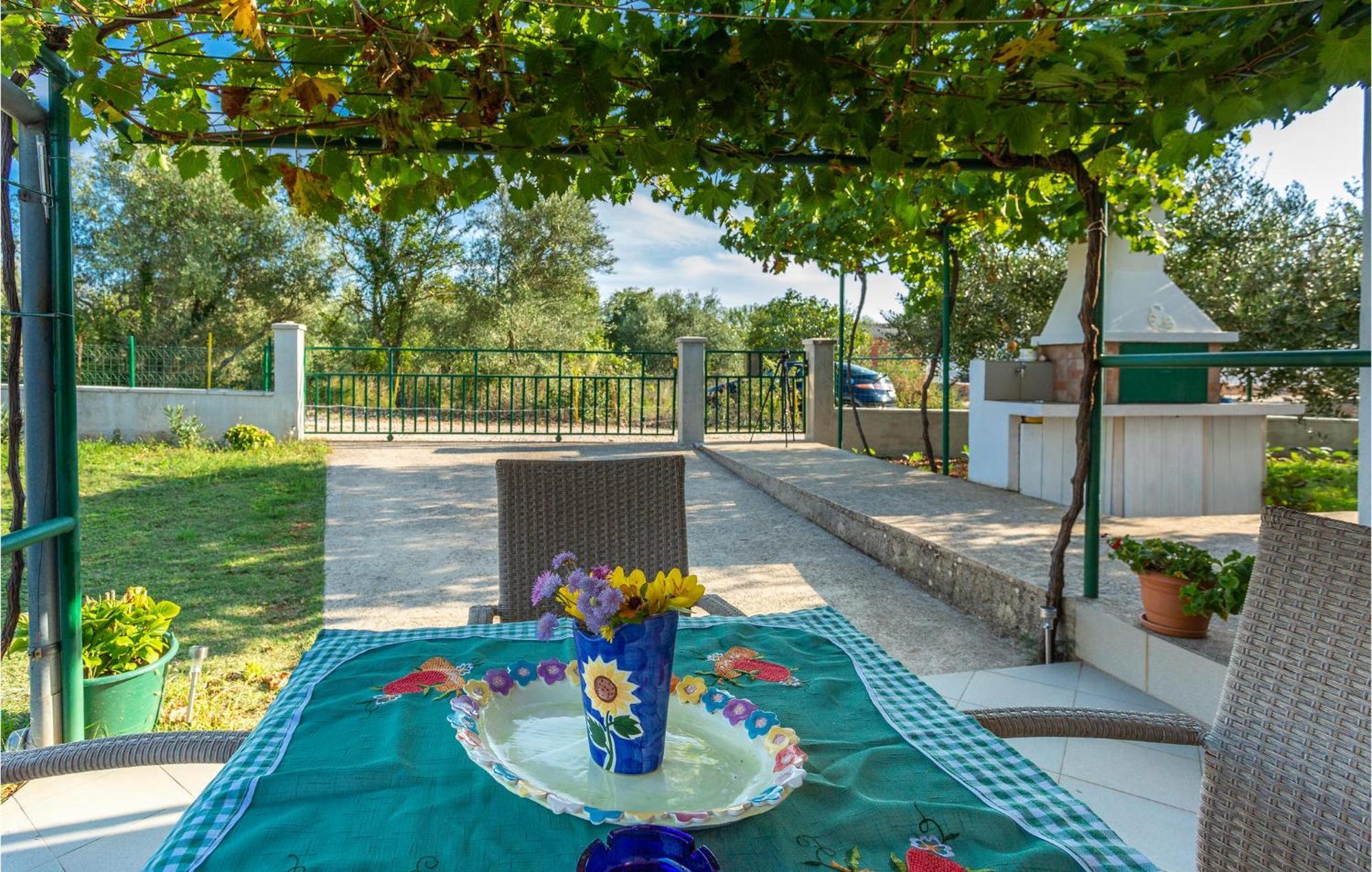 1 Bedroom Beautiful Apartment In Linardići Exterior foto